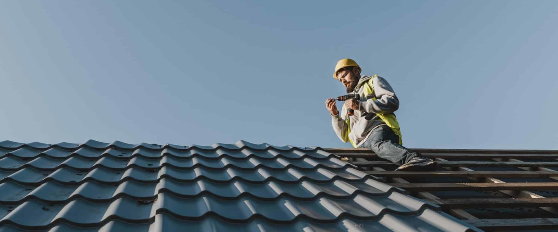 Fixing Leaks with Sealant: A Comprehensive Guide for Roofing and Siding Repair